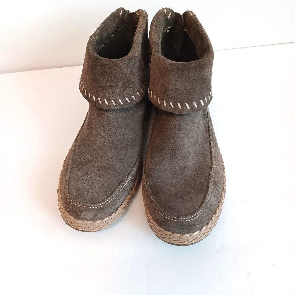 UGG Varney Boot SIze 6 in Slate